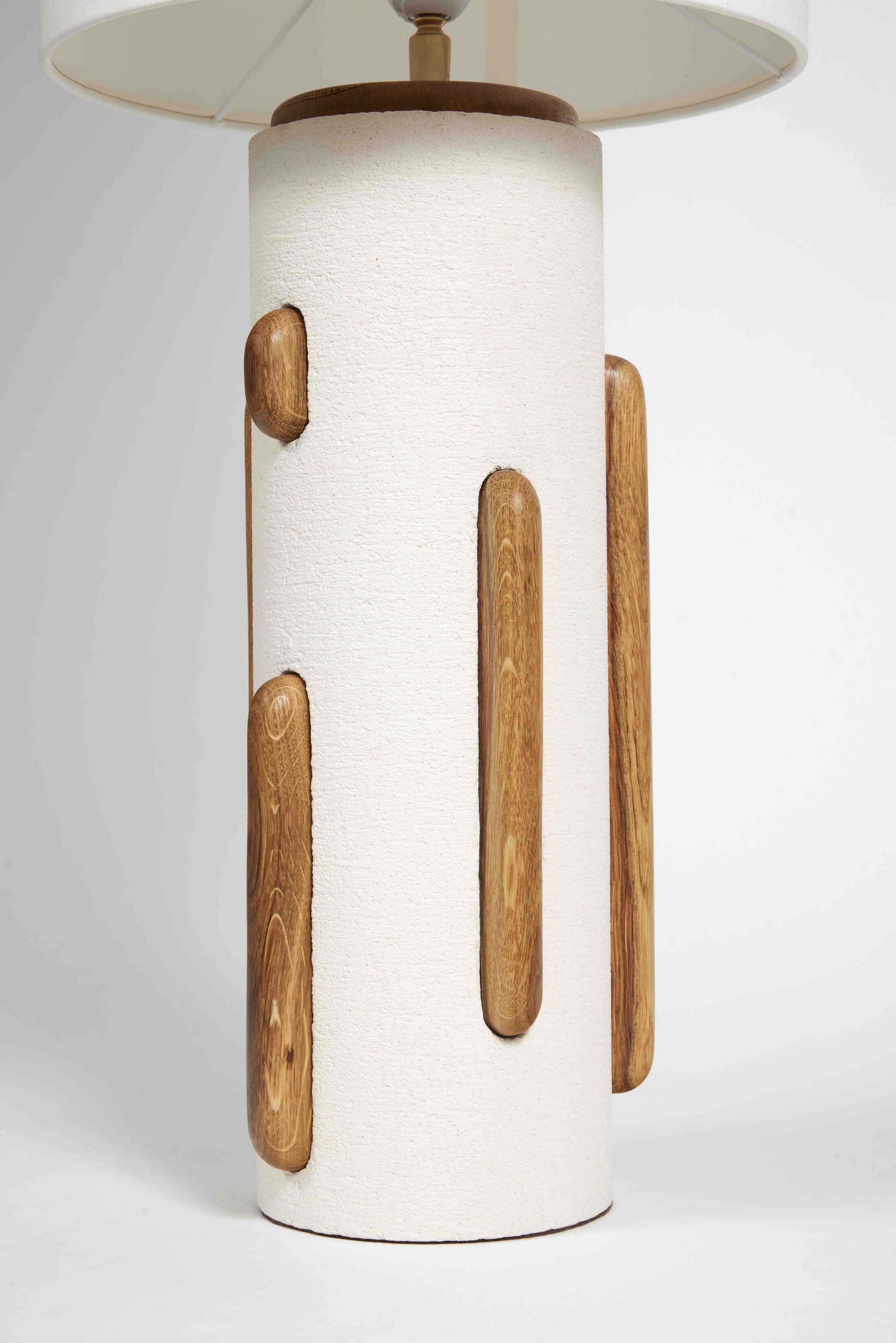 Détail de la lampe Palm Spring : fût de céramique blanche brute incrusté de chêne poli