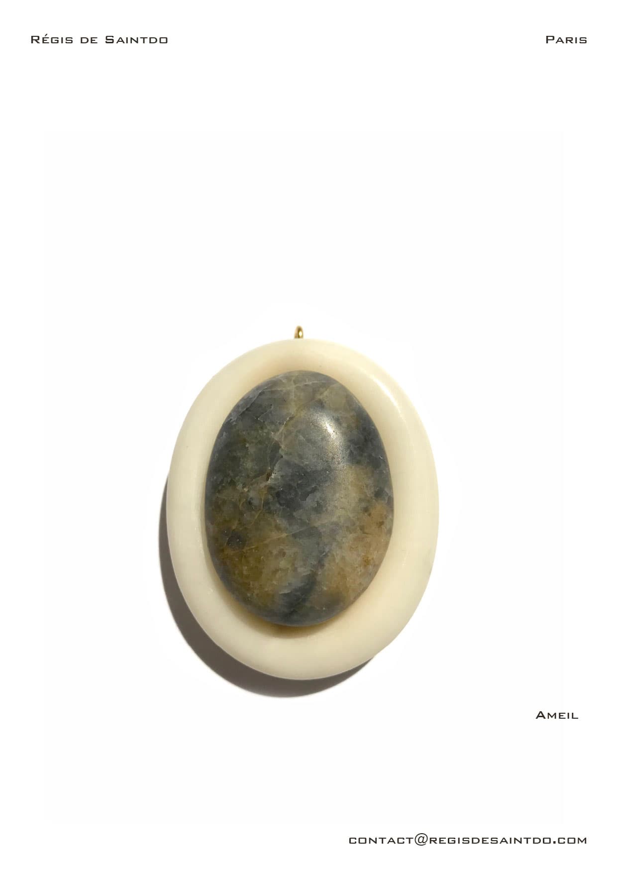 Pendentif Ameil — ivoire végétal, pierre
