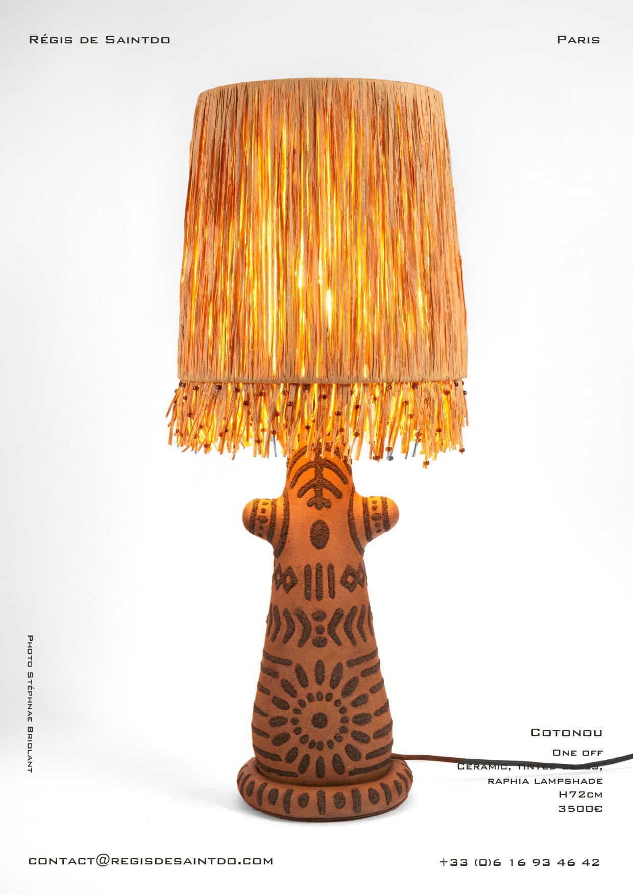 Lampe Cotonou — céramique, verre de couleur, abat-jour en raphia