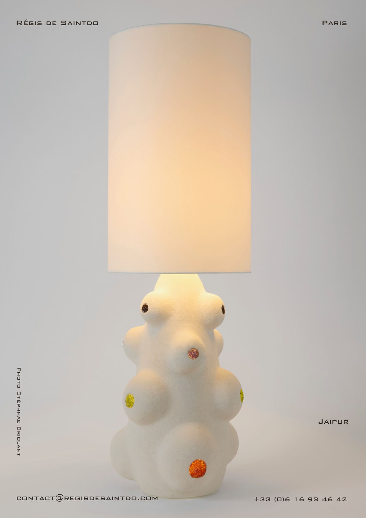 Lampe Jaipur — céramique blanche chamottée, cornalines, péridots, améthystes, grenats