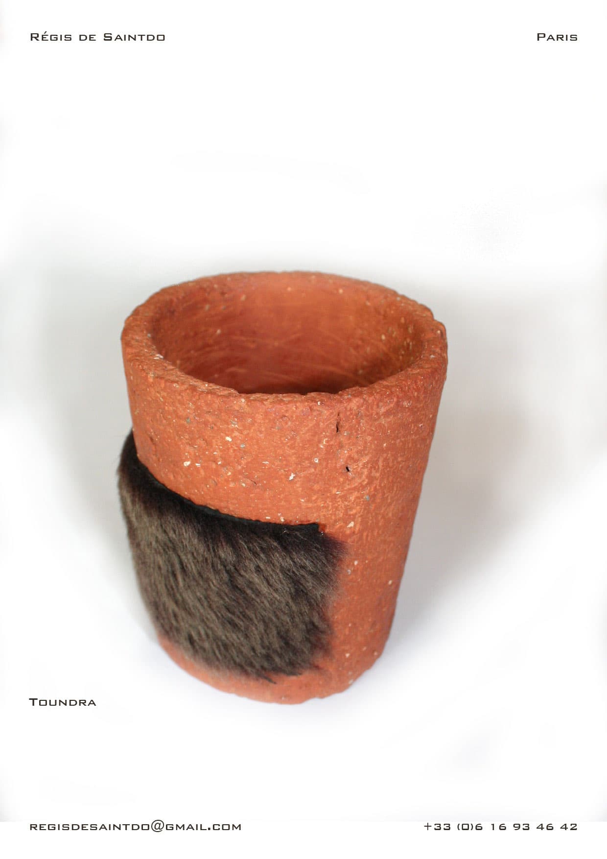 Pot Toundra — céramique rouge brute, fourrure d'agneau