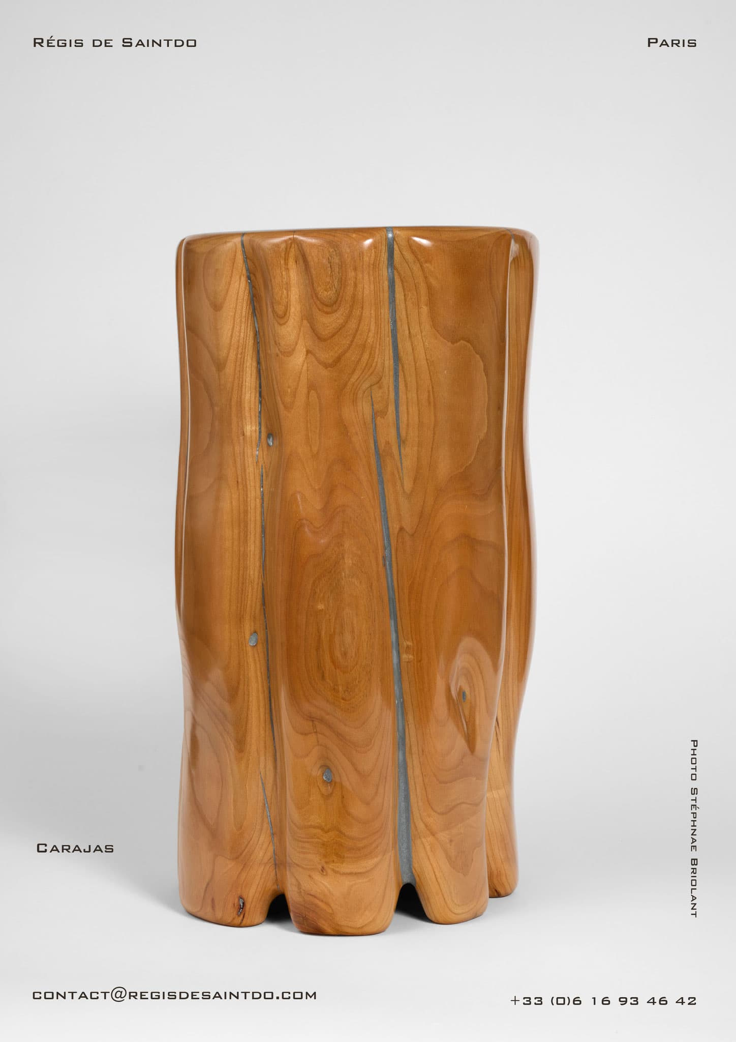 Table d'appoint Carajas — bois de cerisier poli, résine aluminium