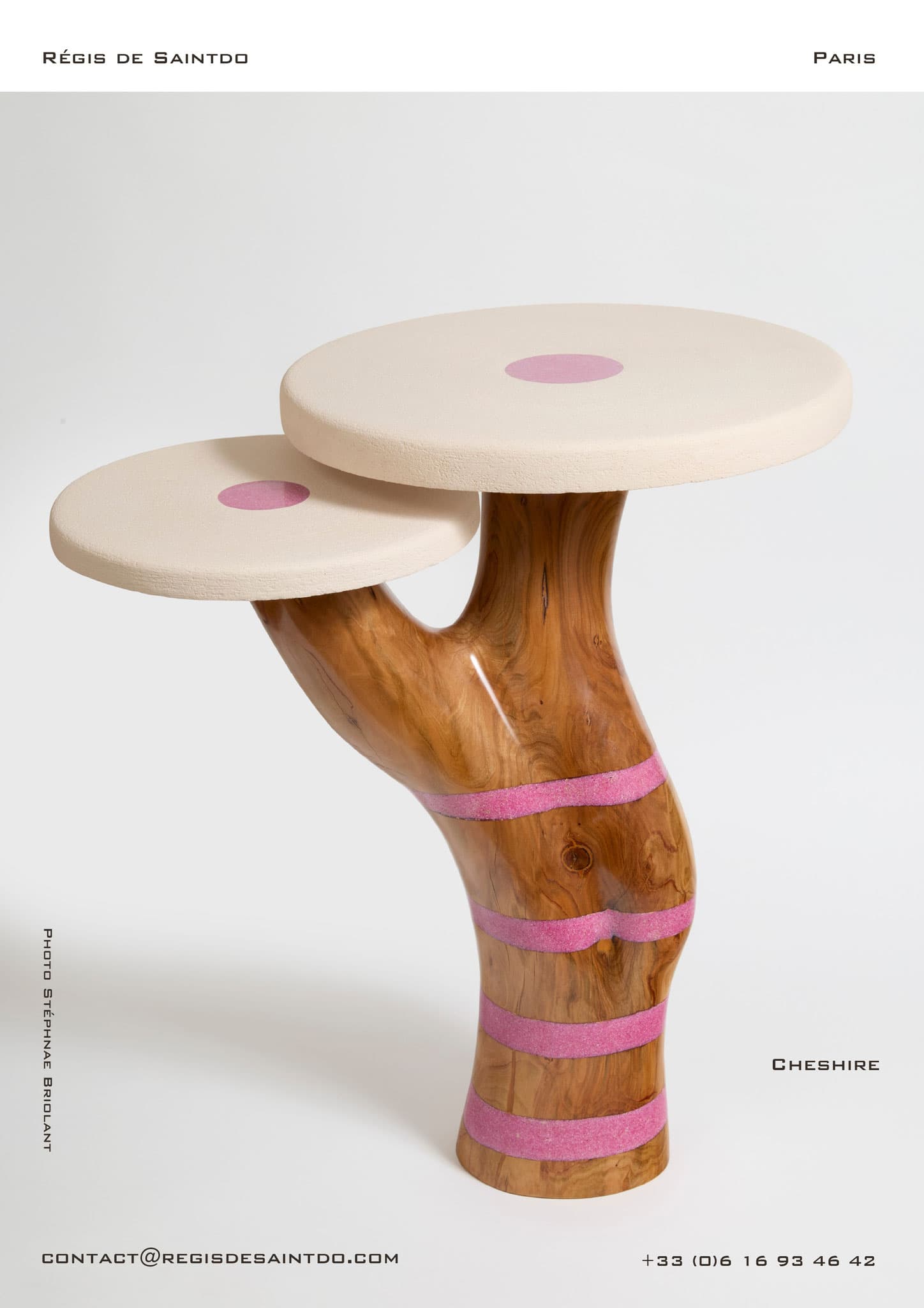 Table d'appoint Cheshire — bois de cerisier poli, céramique chamottée, résine au sable rose