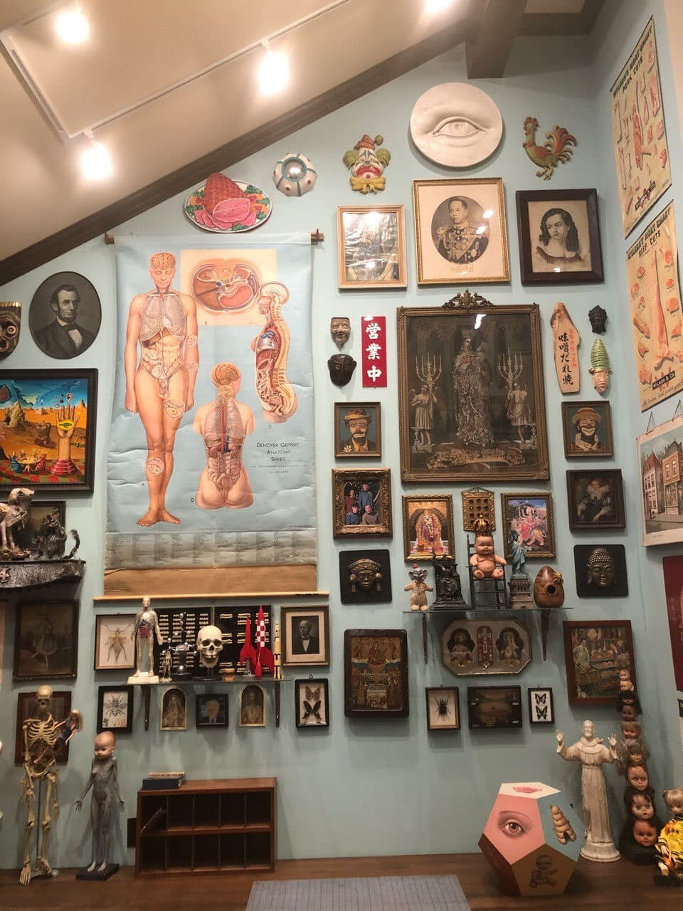 Mur de l’atelier de Mark Ryden, où est accroché un miroir Egates